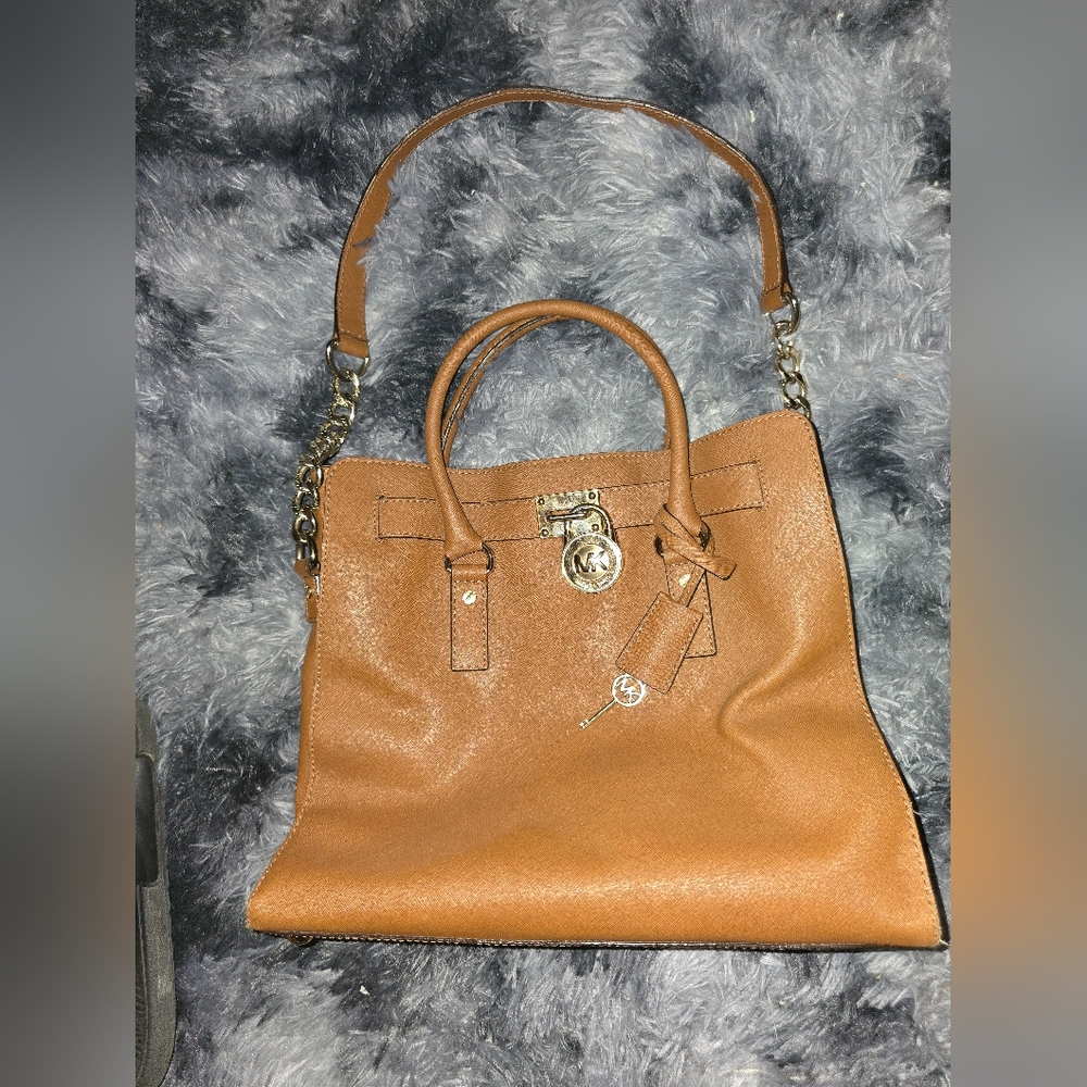 MICHAEL Michael Kors Tan Shoulder Bag with Elegant Gold Accents